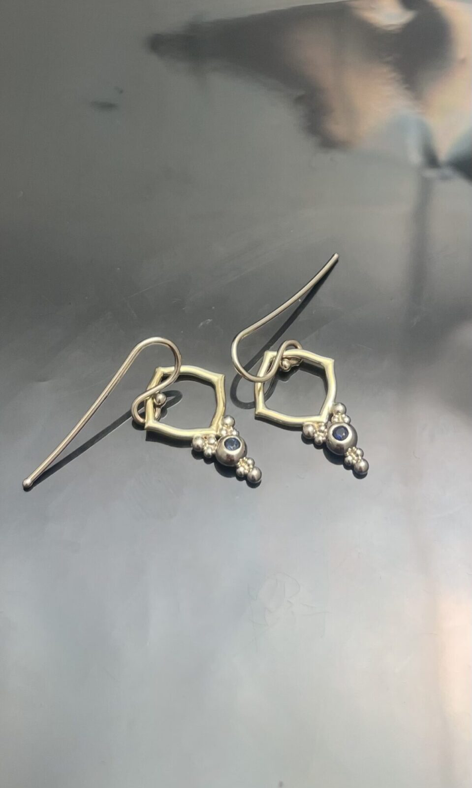 Oblique Square Sapphire Eardrops