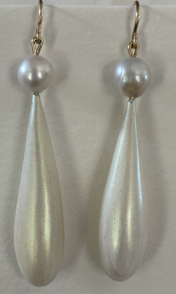 Pearlescent drops, Fifth to Fourth Century BCE